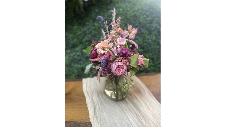 Medium Glass vase with Floral Arrangement Centerpieces rental for events in Atlanta